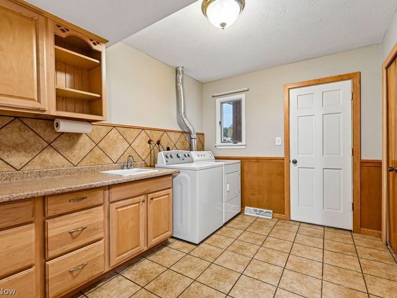 2043 Judy Drive , Parma, OH 44134 Photo 17