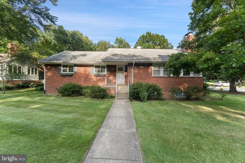6801 WELLS PARKWAY, UNIVERSITY PARK, MD 20782