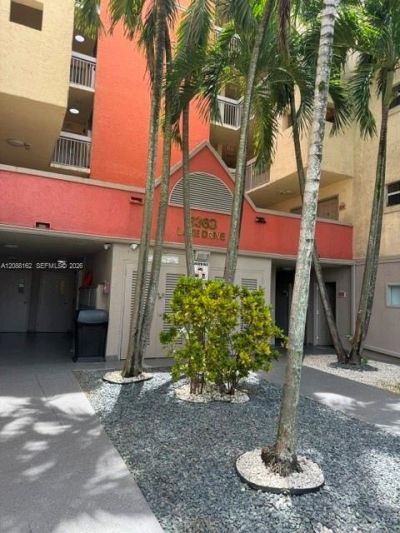 8363 Lake Dr, Unit 504, Doral, FL 33166 Main Photo