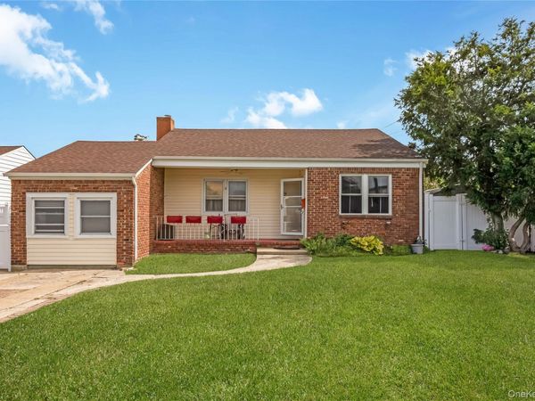 19 Rainbow Lane, Lindenhurst, NY 11757