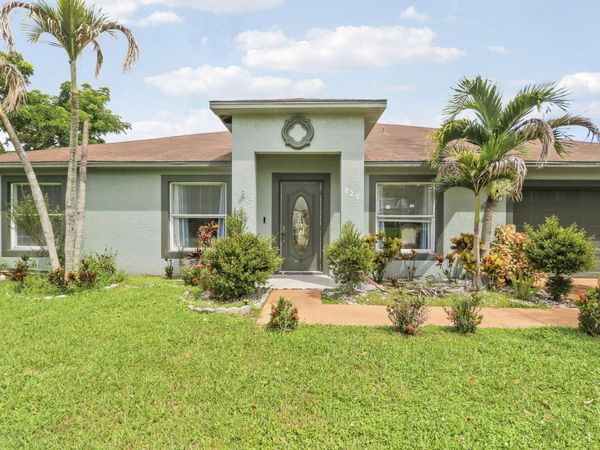 825 SE Cavern Avenue, Port St. Lucie, FL 34983
