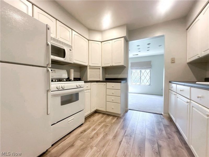 399 Quarry Lane, Unit E, Warren, OH 44484 Photo 6