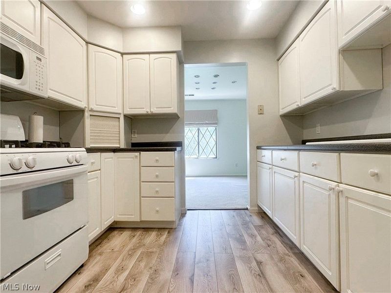 399 Quarry Lane NE, Unit E, Warren, OH 44484 Photo 9