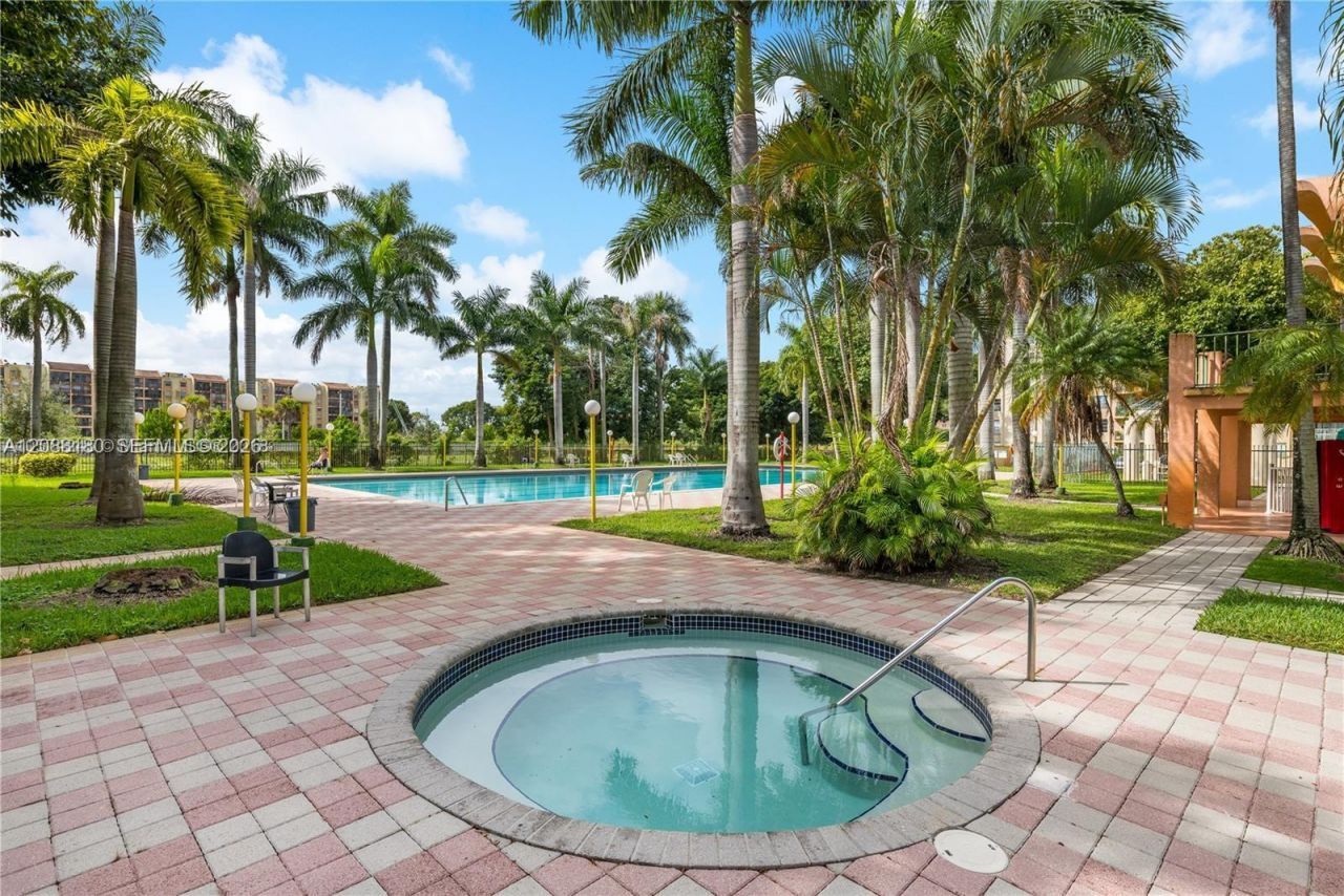 9360 Fontainebleau Blvd, Unit 612, Miami, FL 33172 Photo