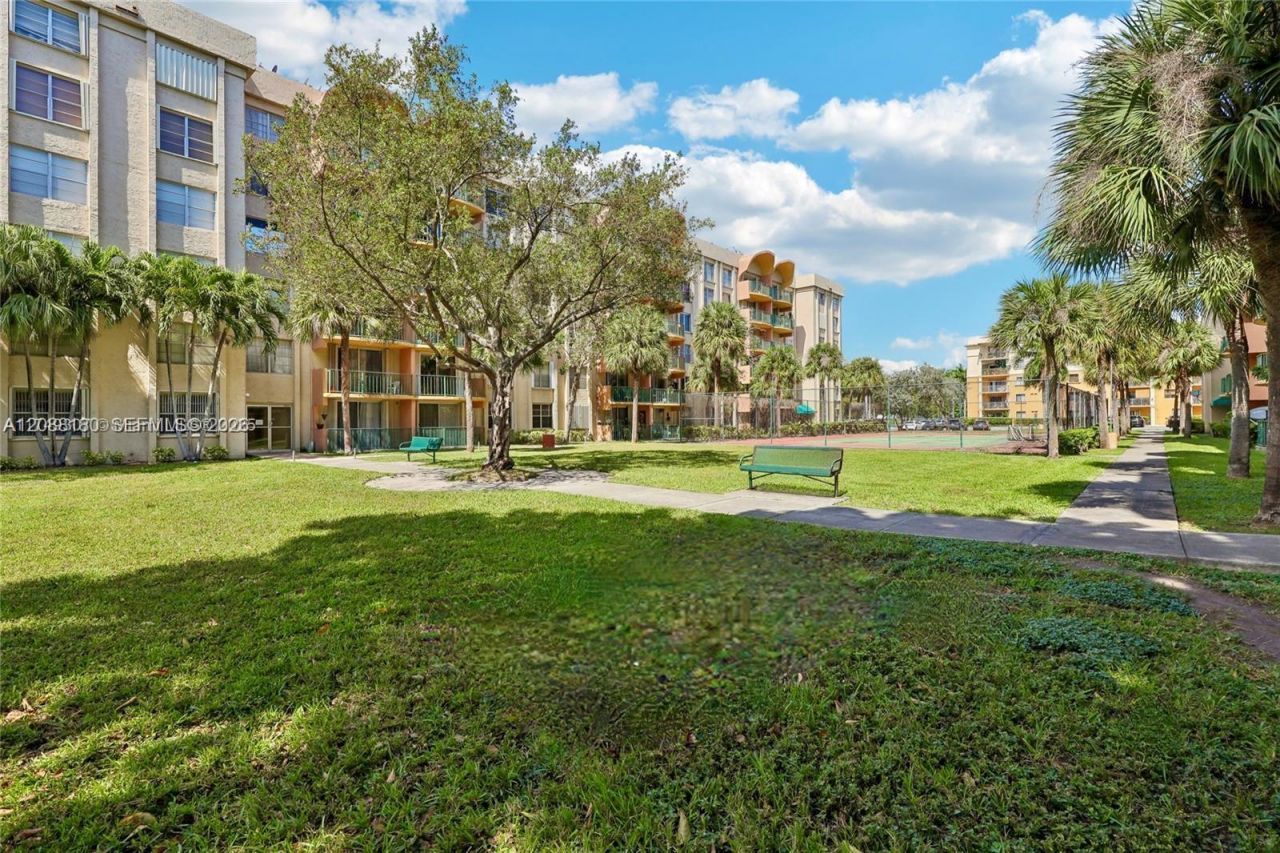 9360 Fontainebleau Blvd, Unit 612, Miami, FL 33172 Photo