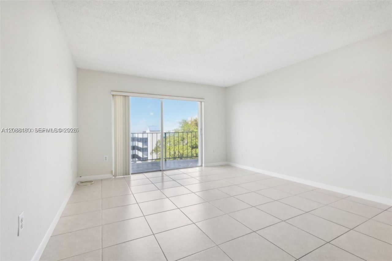 9360 Fontainebleau Blvd, Unit 612, Miami, FL 33172 Photo