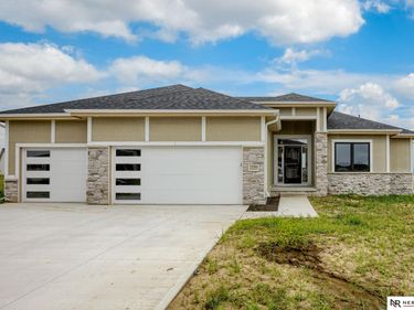 8712 Legacy Street, Papillion, NE 68046