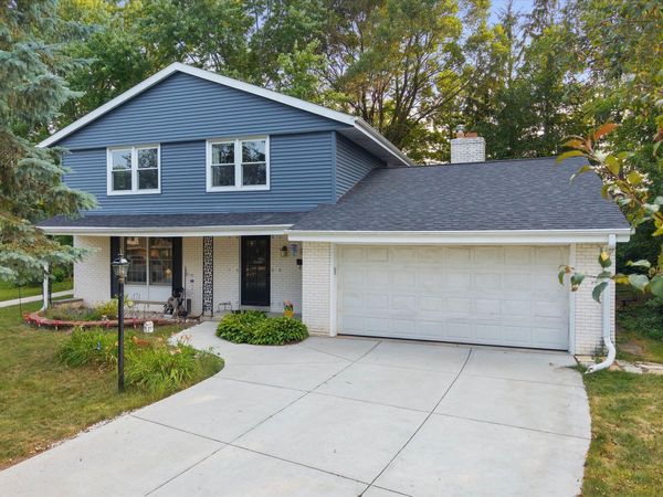 W53N849 Castle Ct, Cedarburg, WI 53012