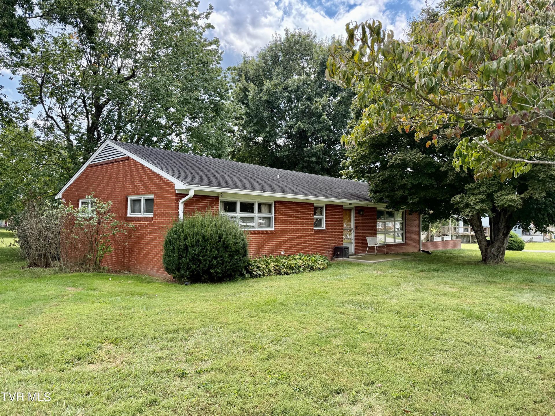305 Mcarthur Circle, Bristol, VA 24201 Main Photo