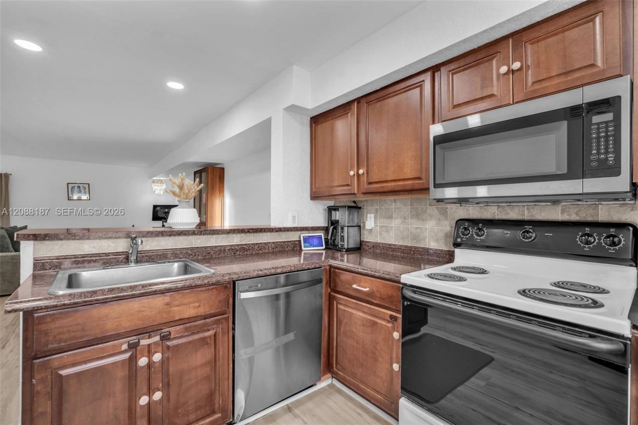 2771 NW 47th Ln, Unit 2905, Lauderdale Lakes, FL 33313 Photo