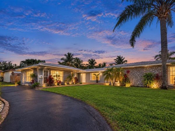 19885 NE 22nd Ave, Miami, FL 33180