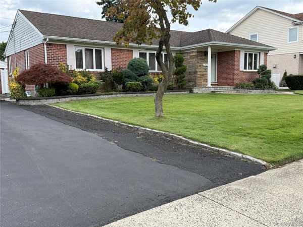 99 East Street , New Hyde Park, NY 11040