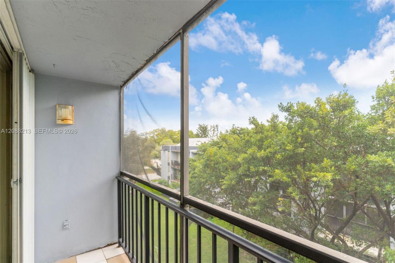 210 Fontainebleau Blvd, Unit 410, Miami, FL 33172 Photo
