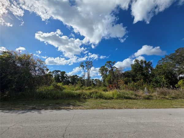 520 W KINGWAY DRIVE , DELTONA, FL 32725