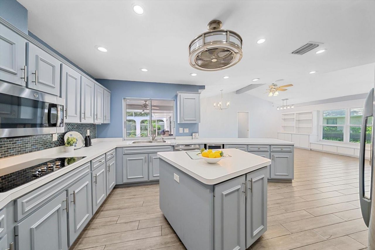 6840 Country Lakes Circle, Sarasota, FL 34243 Photo