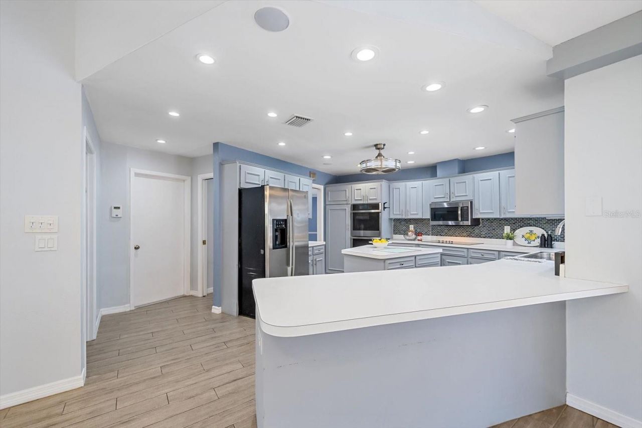 6840 Country Lakes Circle, Sarasota, FL 34243 Photo
