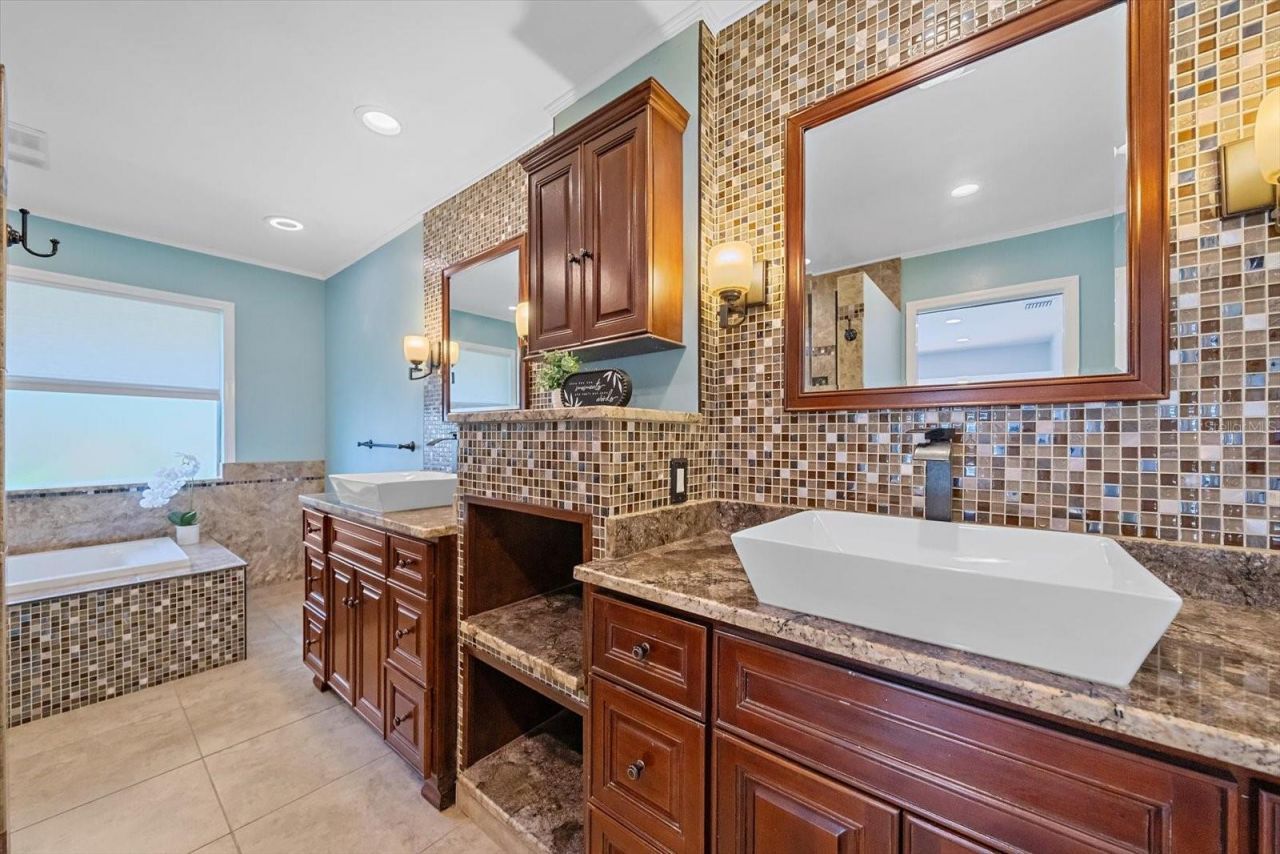 6840 Country Lakes Circle, Sarasota, FL 34243 Photo