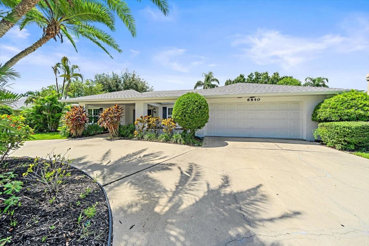 6840 Country Lakes Circle, Sarasota, FL 34243 Photo