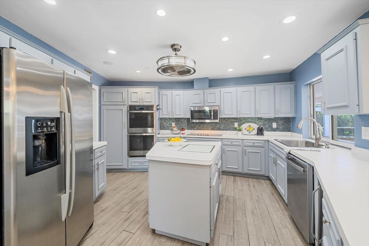 6840 Country Lakes Circle, Sarasota, FL 34243 Photo
