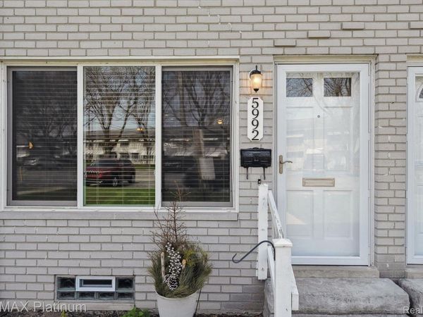 5992 Alan Drive, Unit 22, Brighton, Mi 48116
