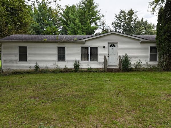 1100 Lilac Road, Hillsdale, MI 49242