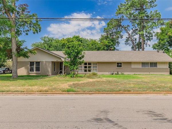 703 Texas Street , Sulphur Springs, TX 75482