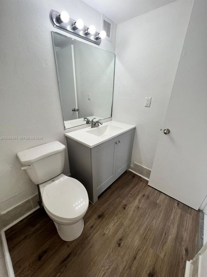 4550 NW 9th St, Unit 605E, Miami, FL 33126 Photo