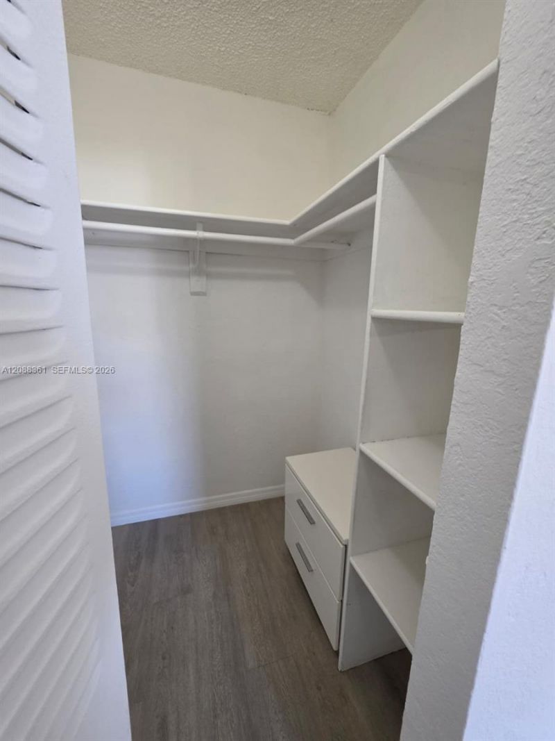 4550 NW 9th St, Unit 605E, Miami, FL 33126 Photo