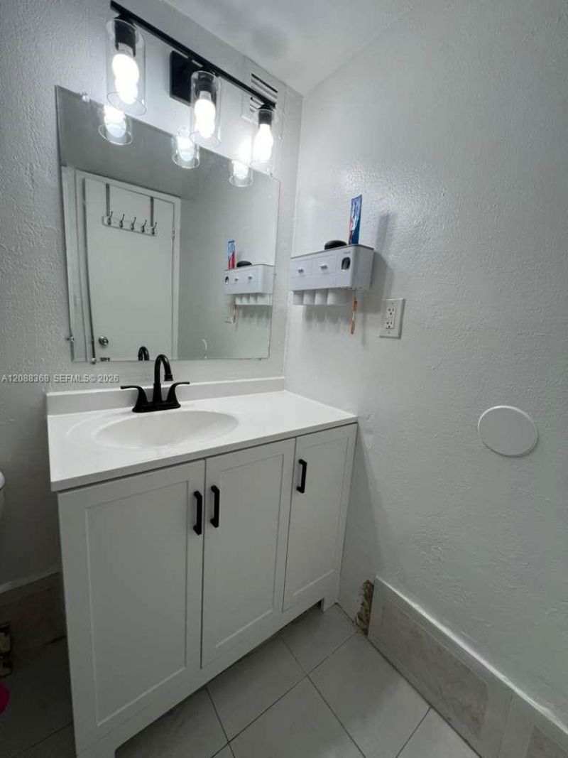 4550 NW 9th St, Unit 606E, Miami, FL 33126 Photo