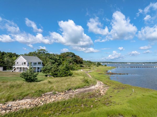 8 Dyar Rd, Mattapoisett, MA 02739