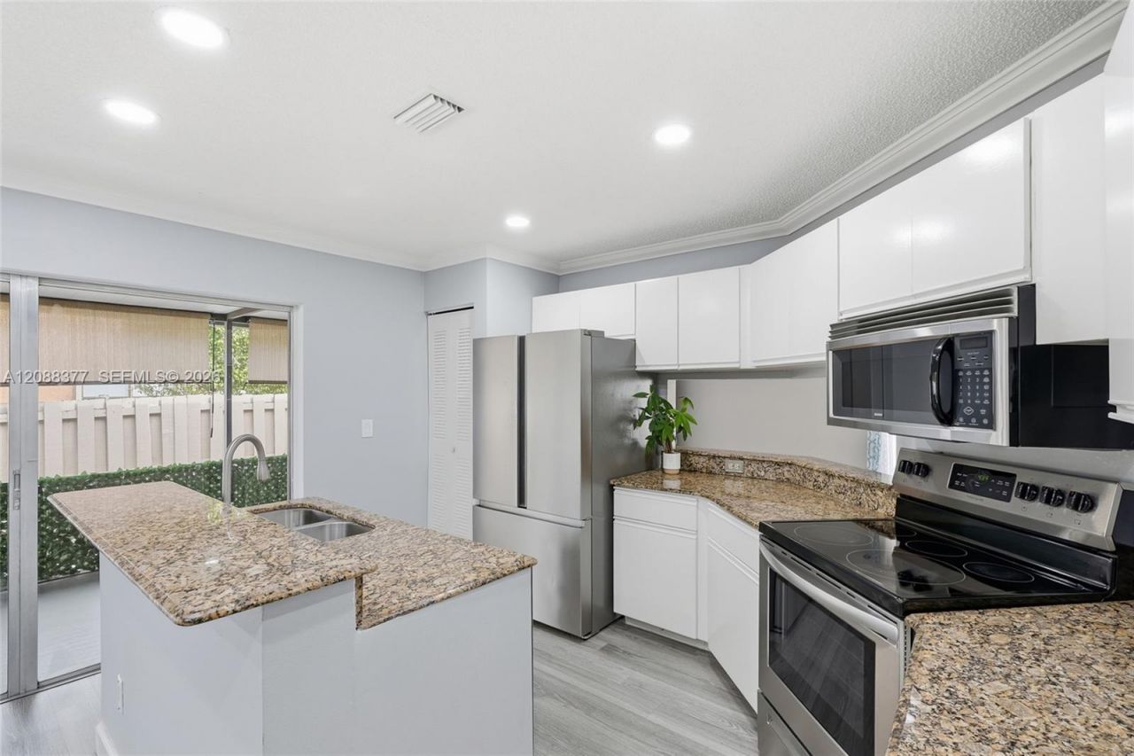 3724 NW 107th Ter, Sunrise, FL 33351 Photo
