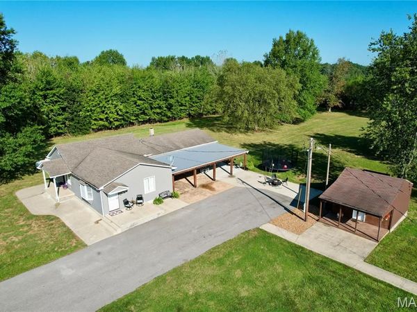 5823 McDaneld Road , Kell, IL 62853
