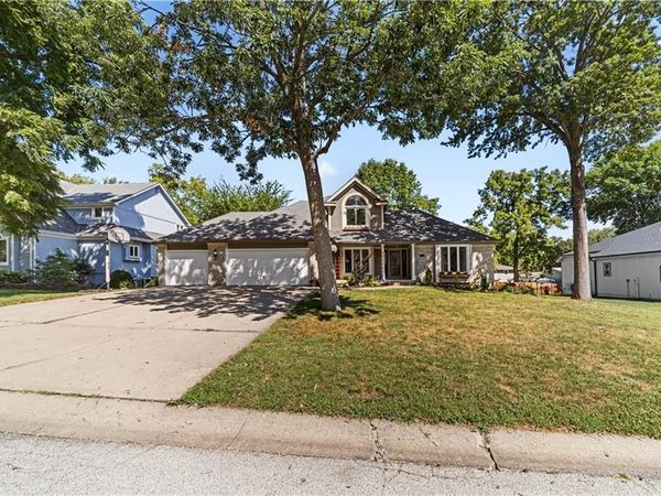 139 The Woodlands Drive, Gladstone, MO 64118