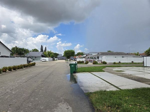9085 NW 117th St , Hialeah Gardens, FL 33018