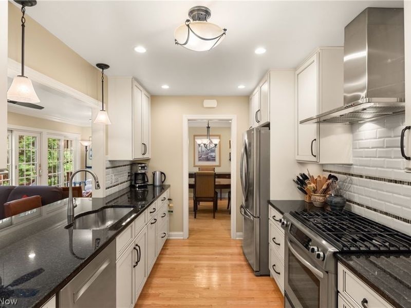 26900 Wolf Road , Bay Village, OH 44140 Photo 17