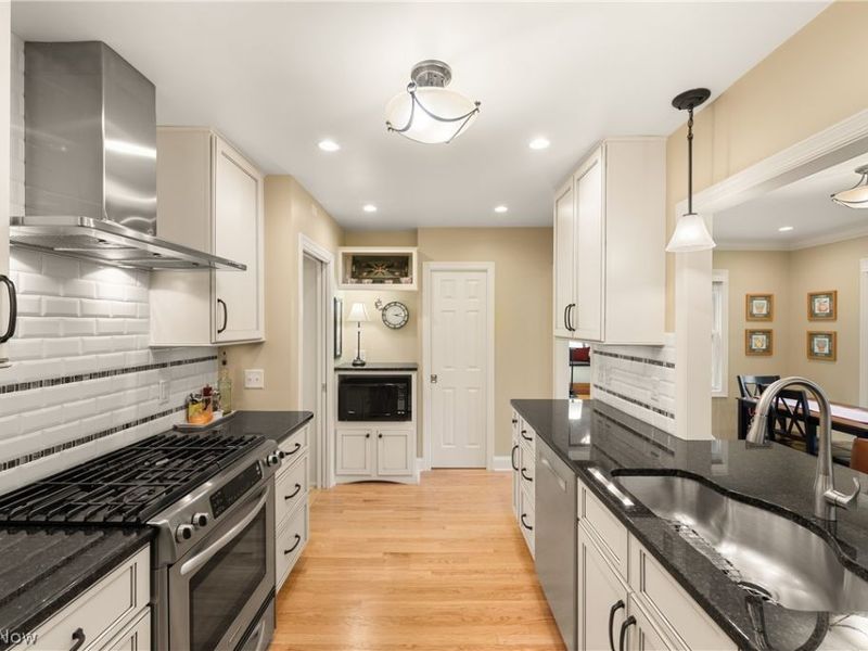 26900 Wolf Road , Bay Village, OH 44140 Photo 18