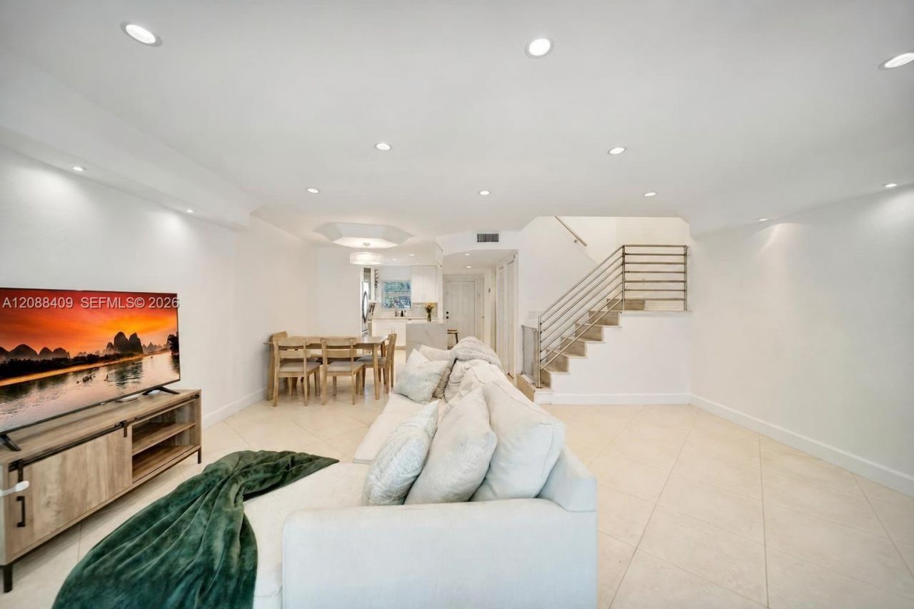2801 N 34 Ave, Unit 16C, Hollywood, FL 33021 Photo