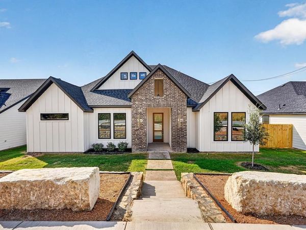 1660 W Wintergreen Road, Lancaster, TX 75134