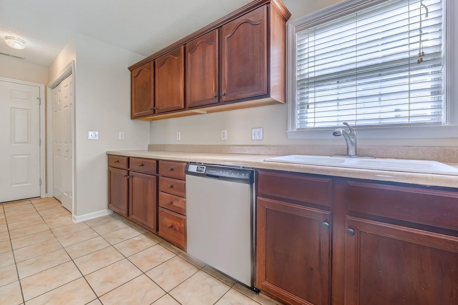 2528 Oriole Dr. Photo 9