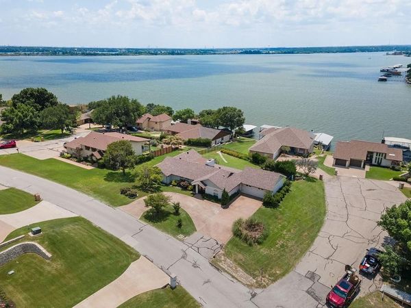 4301 Crescent Drive, De Cordova, TX 76049