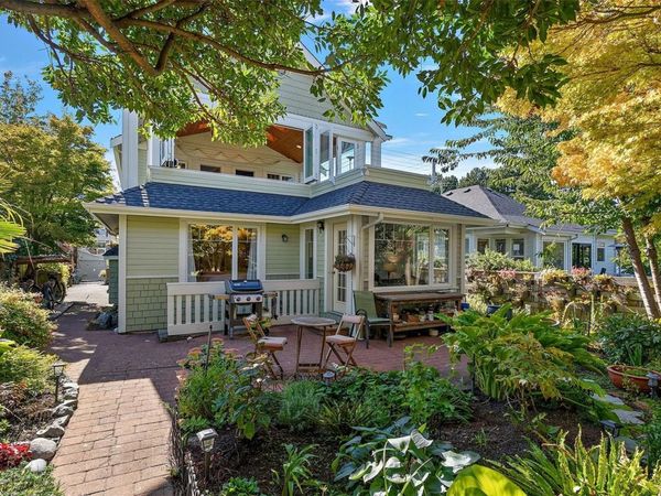 485 Head St SW, Esquimalt, BC V9A 5S1