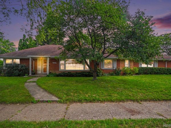 19925 E William Court, Grosse Pointe Woods, Mi 48236