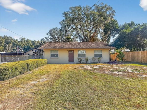 510 N BARROW AVENUE , TAVARES, FL 32778