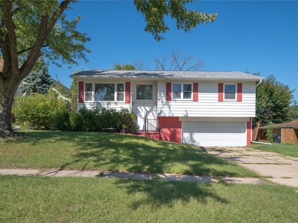 2520 Fallbrook Drive NE, Cedar Rapids, IA 52402