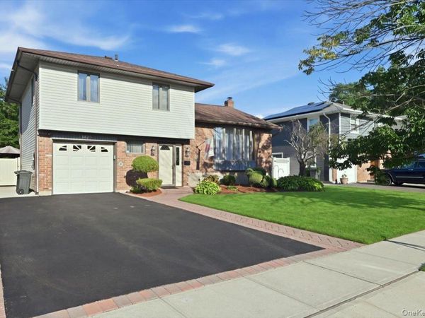 1420 Holiday Park Drive , Wantagh, NY 11793