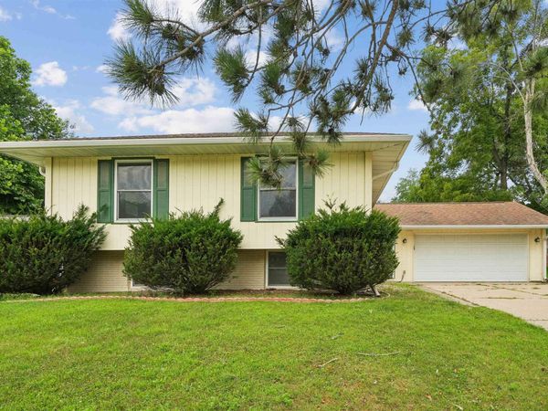 217 Chatham Road, Cedar Rapids, IA 52402