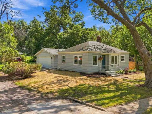 922 6th Ave, Iowa City, IA 52240