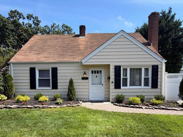 37 Riverside Avenue , Massapequa, NY 11758
