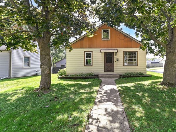 425 Maple Ave, Hartford, WI 53027