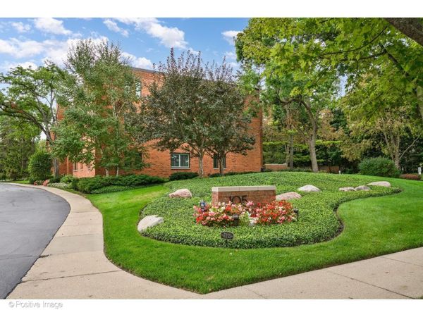 105 E Laurel Avenue, Unit 103, Lake Forest, IL 60045